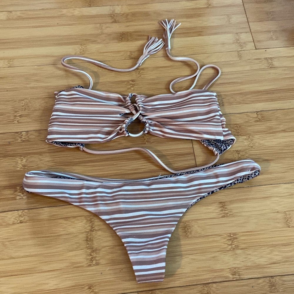 Acacia set tan lines